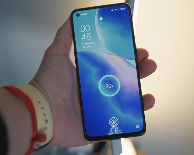 Что делать если телефон Android полностью разрядился и не заряжается / Смартфоны и телефоны / iXBT Live